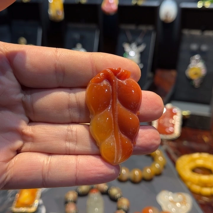 未镶嵌石英质玉（黄龙玉）颈饰