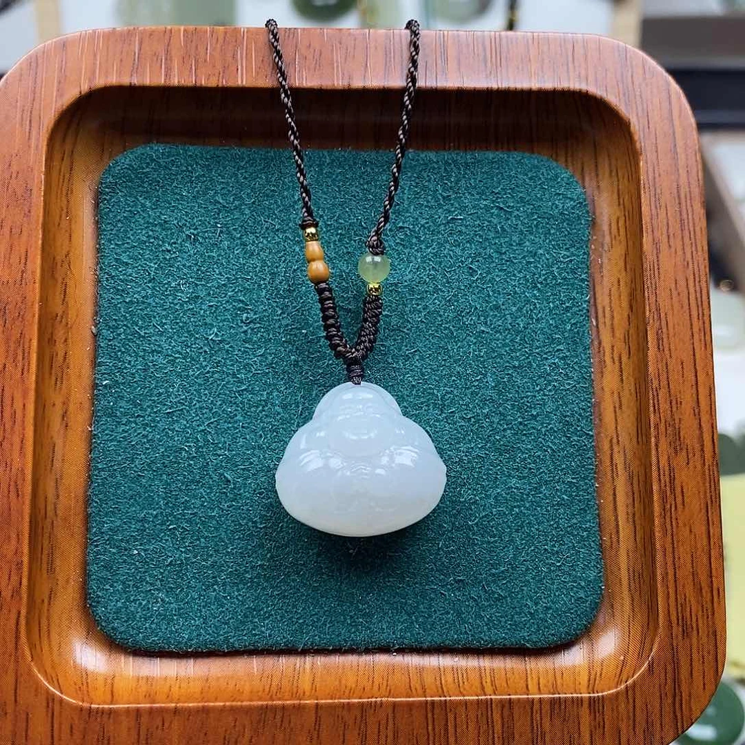 和田玉未镶嵌颈饰白色抱抱佛