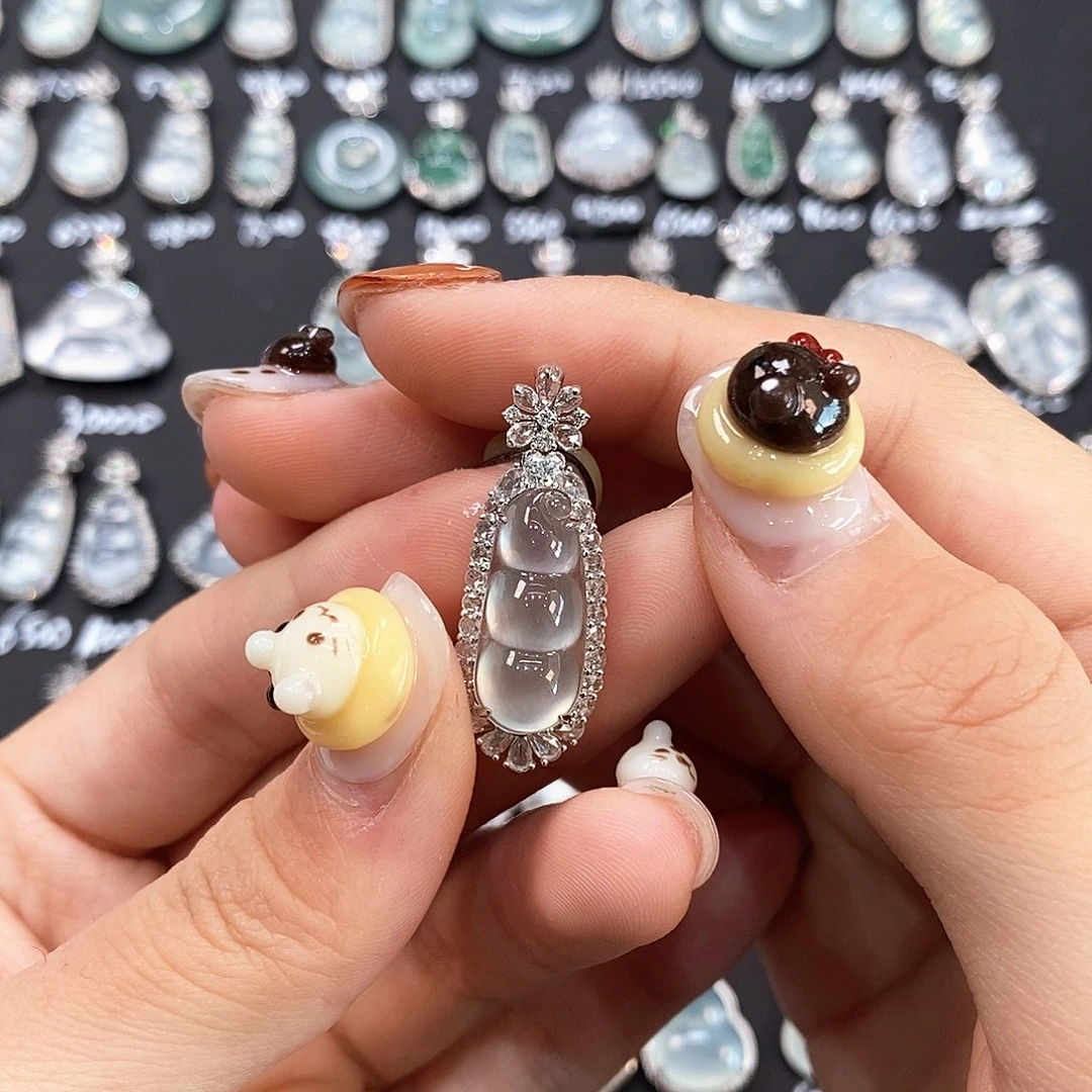 翡翠18K金镶嵌颈饰