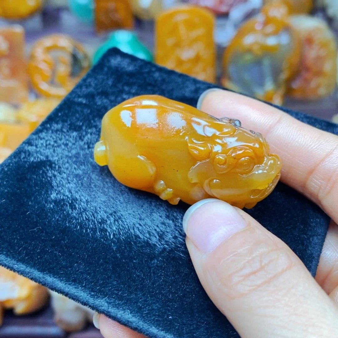 未镶嵌石英质玉（黄龙玉）颈饰