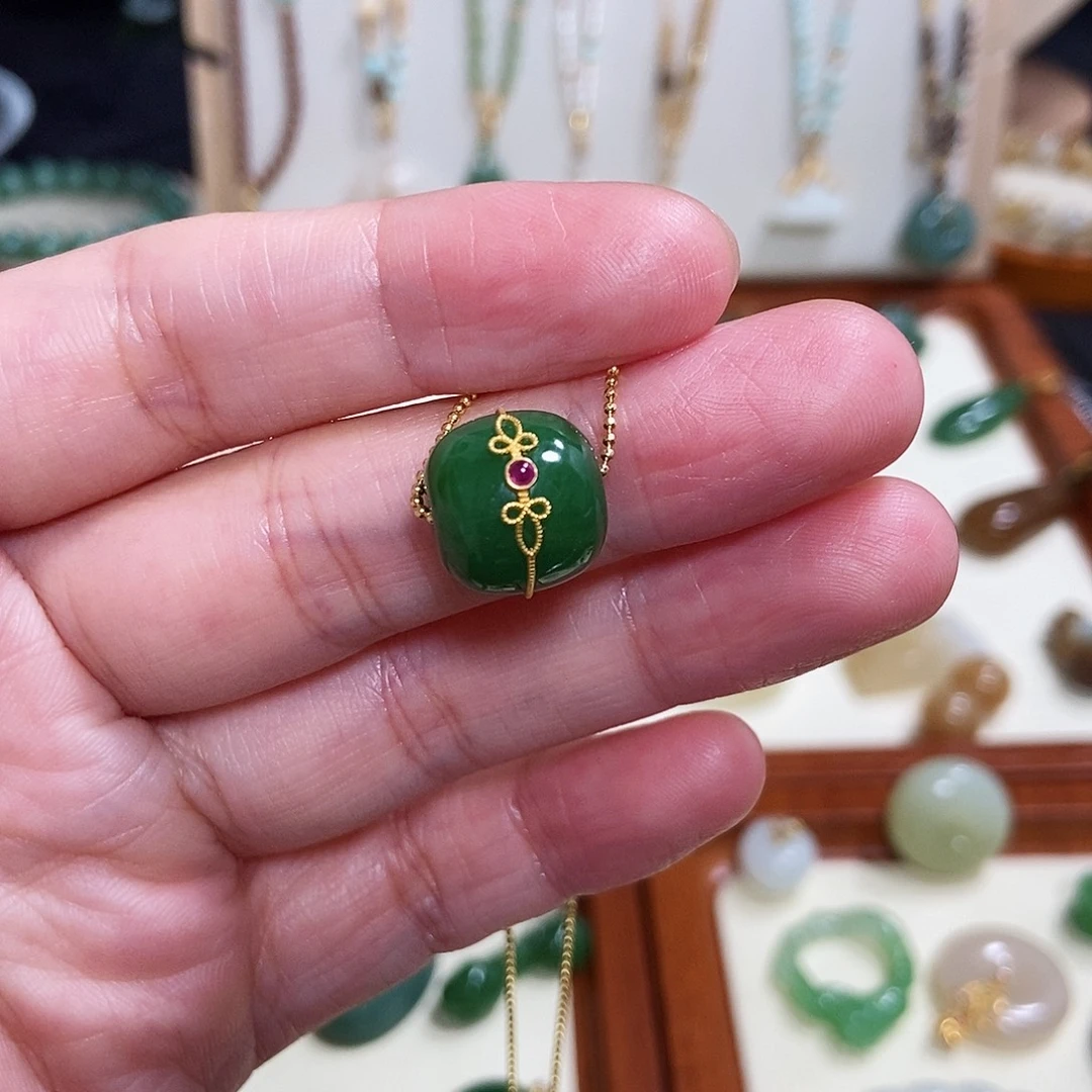 和田玉18K金镶嵌吊坠(赠链)