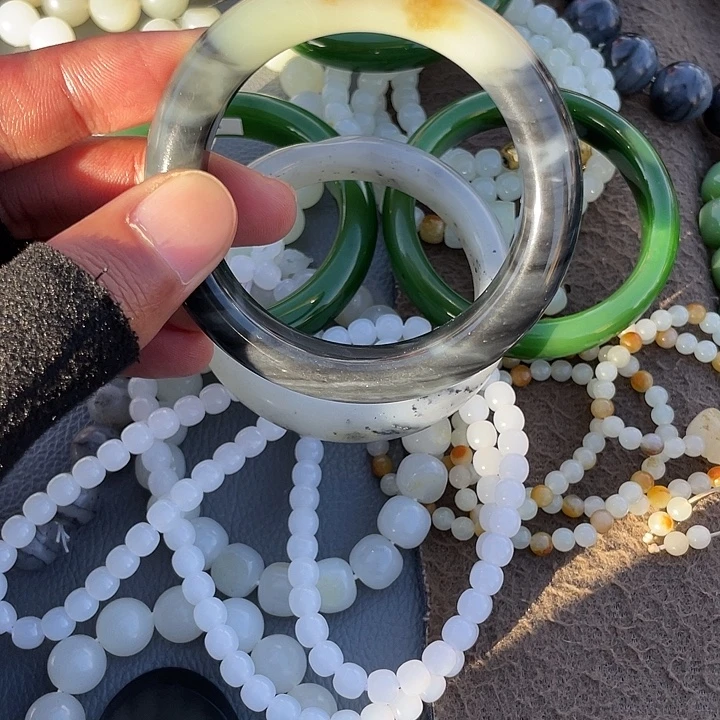 珍***下和田玉（糖玉）未镶嵌手镯