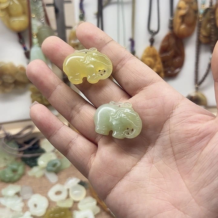 岫玉合金颈饰吉祥