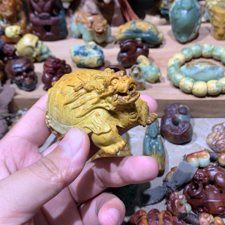 未镶嵌岫岩河磨玉（透闪石质玉）把件江*！