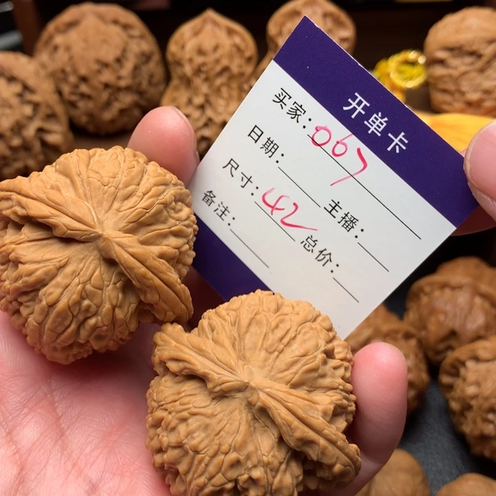 【闪购商品】文玩核桃把件白狮子