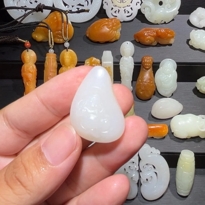 文***哥和田玉未镶嵌颈饰