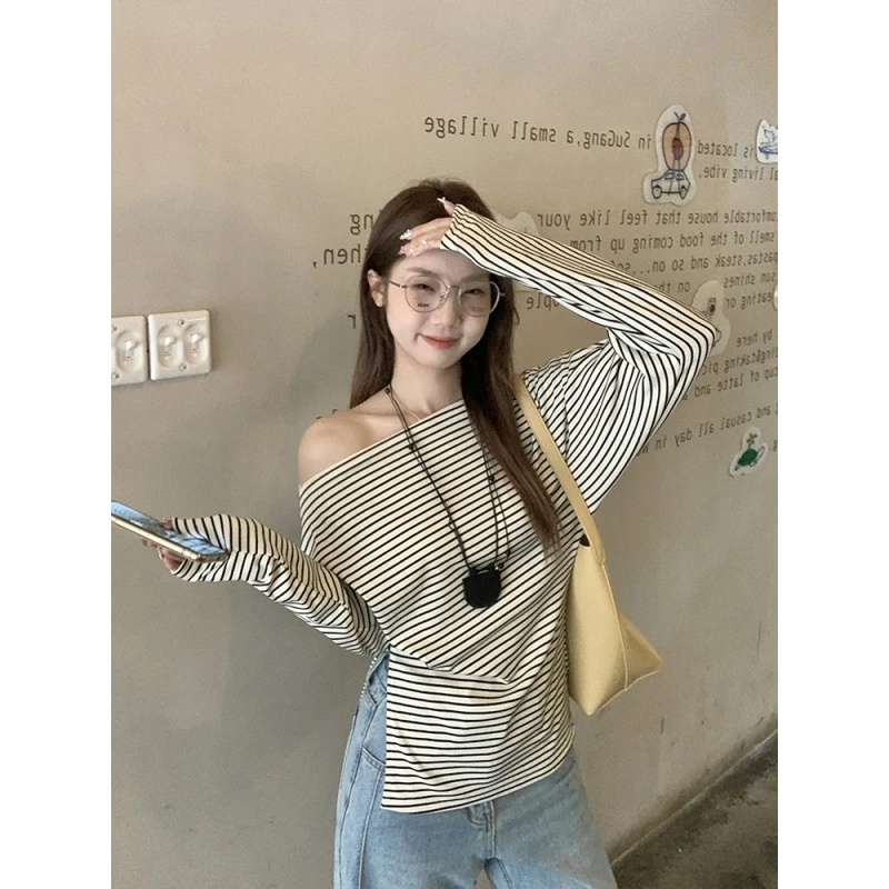乌77美式斜肩黑白条纹针织T恤女时髦精露肩修身显瘦开叉设计上衣