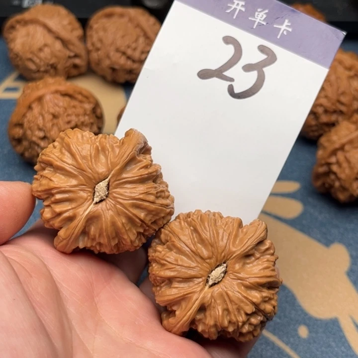 文玩核桃吊坠白狮子 43精修 23