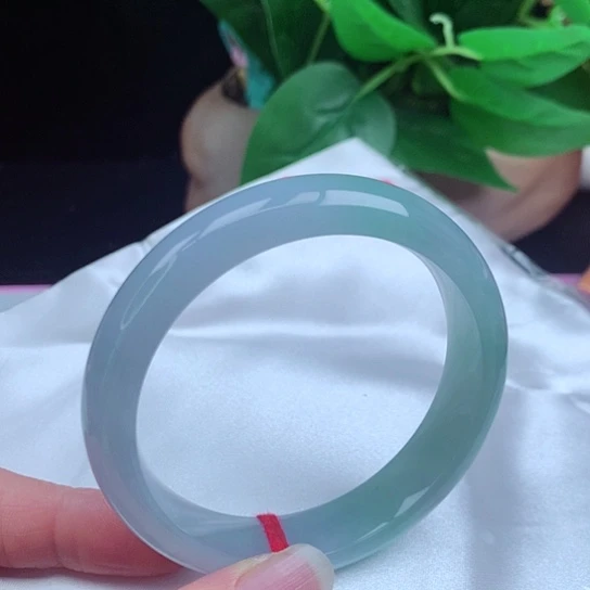 翡翠手镯未镶嵌     正圈57 半山水