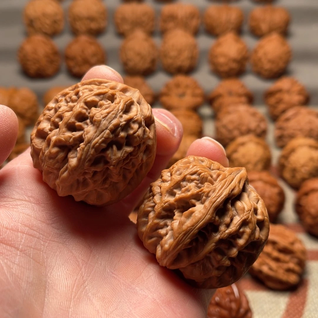 文玩核桃把件40红锦鲤