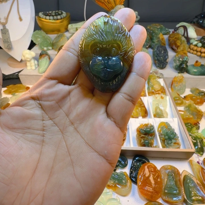 蛇纹石玉未镶嵌颈饰
