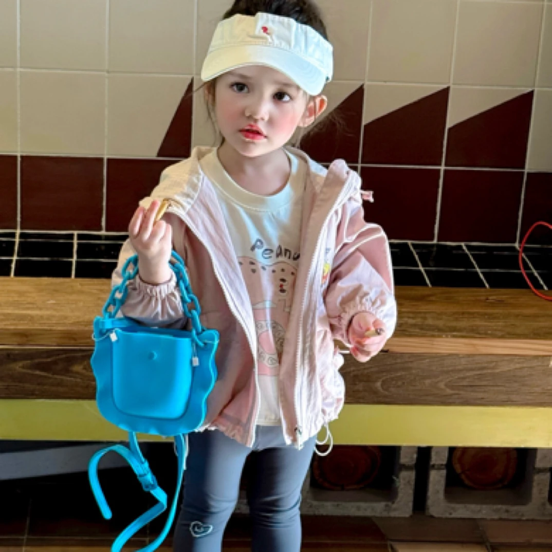 One豆2025秋季女童新款汽车印花连帽风衣外套