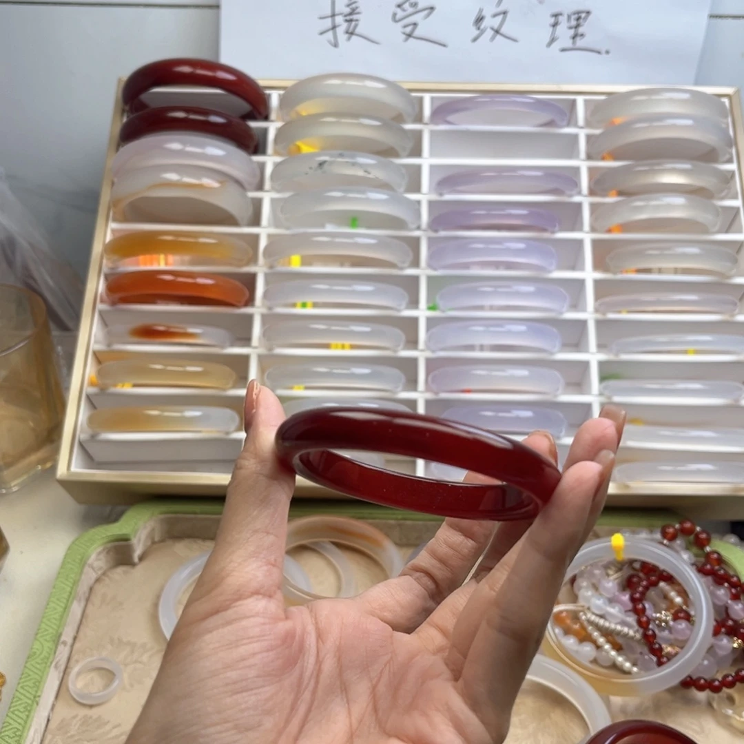杨***一手镯玛瑙/玉髓未镶嵌