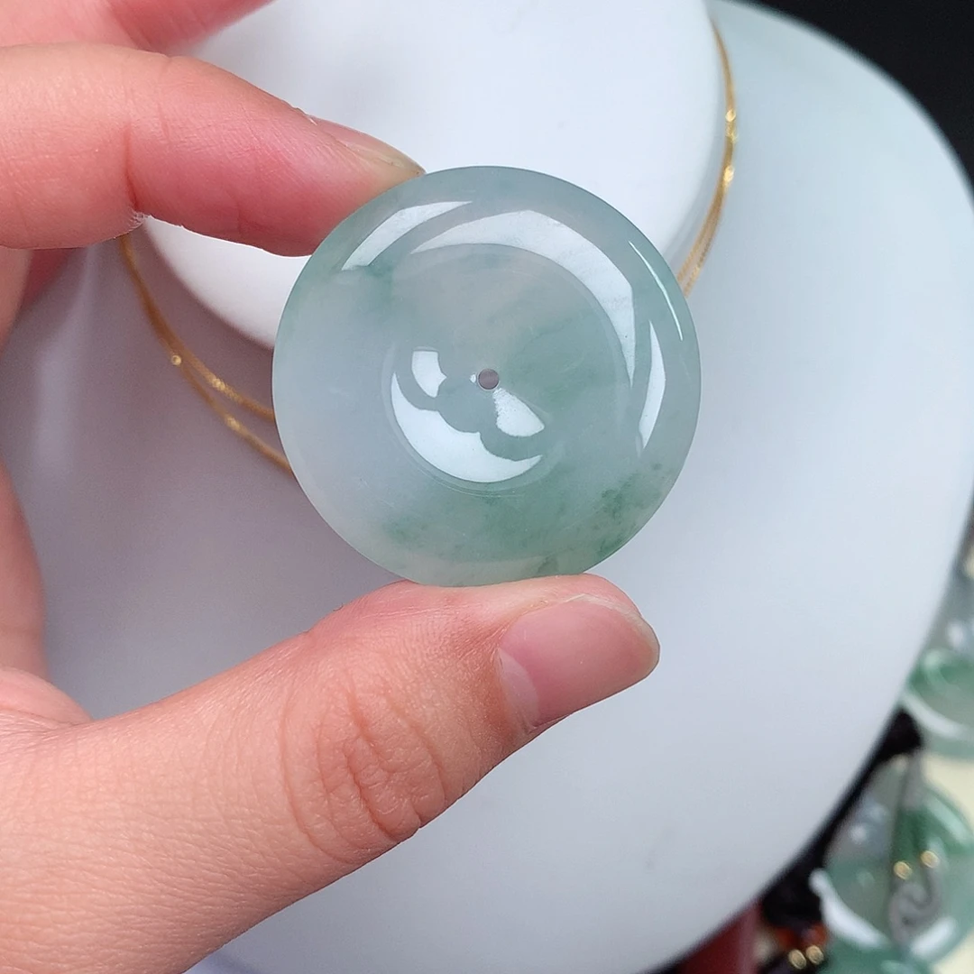 翡翠颈饰未镶嵌平安扣