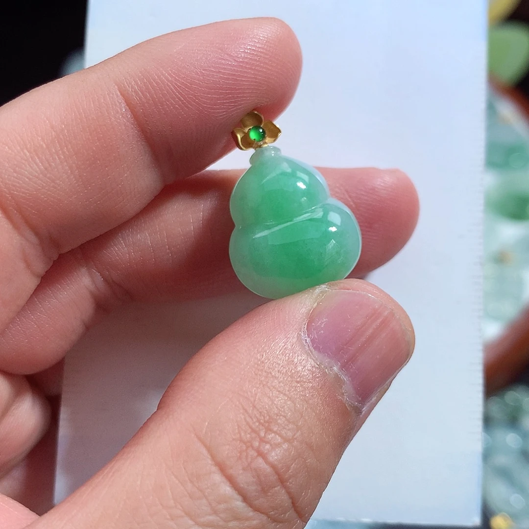 翡翠未镶嵌颈饰葫芦