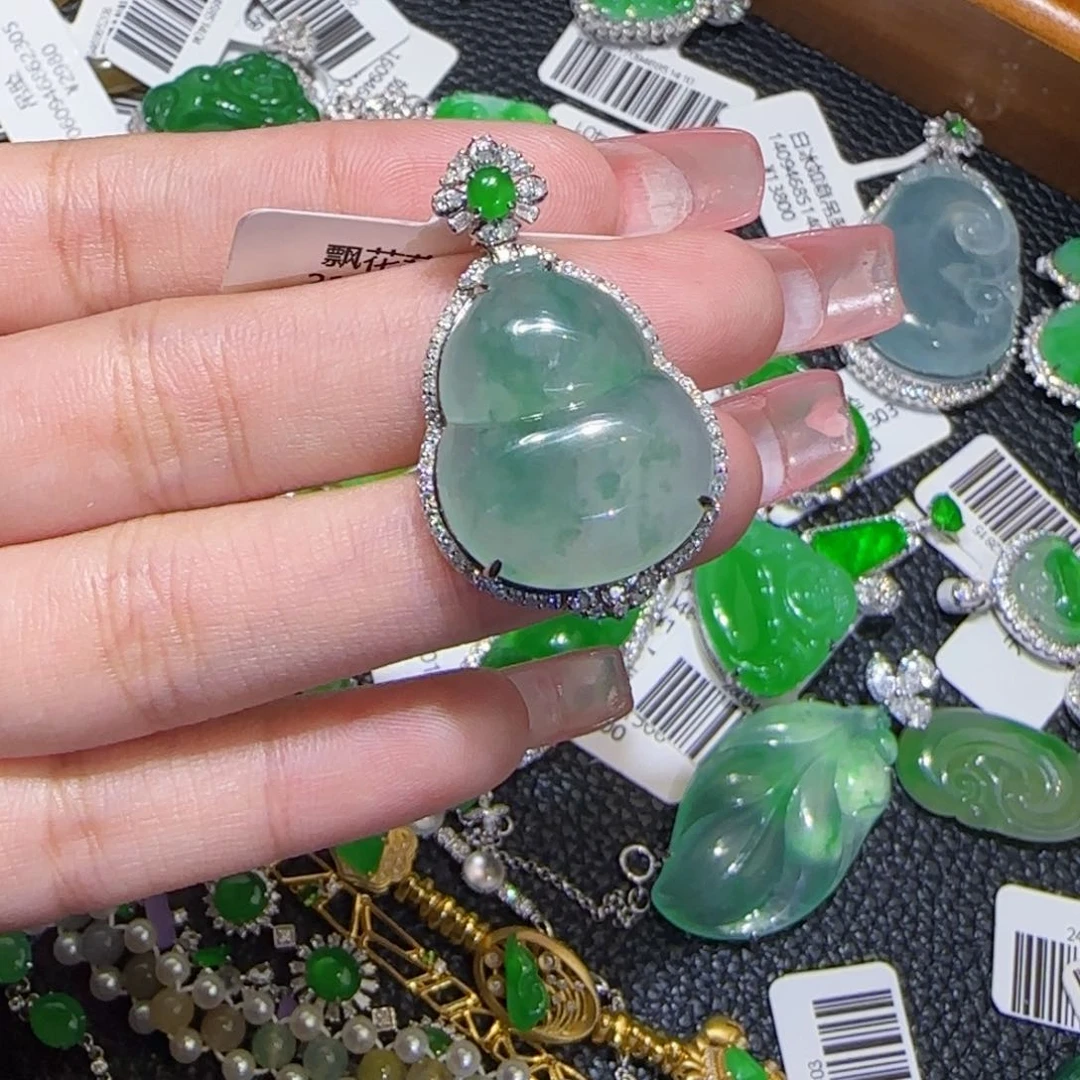 颈饰18K金镶嵌翡翠