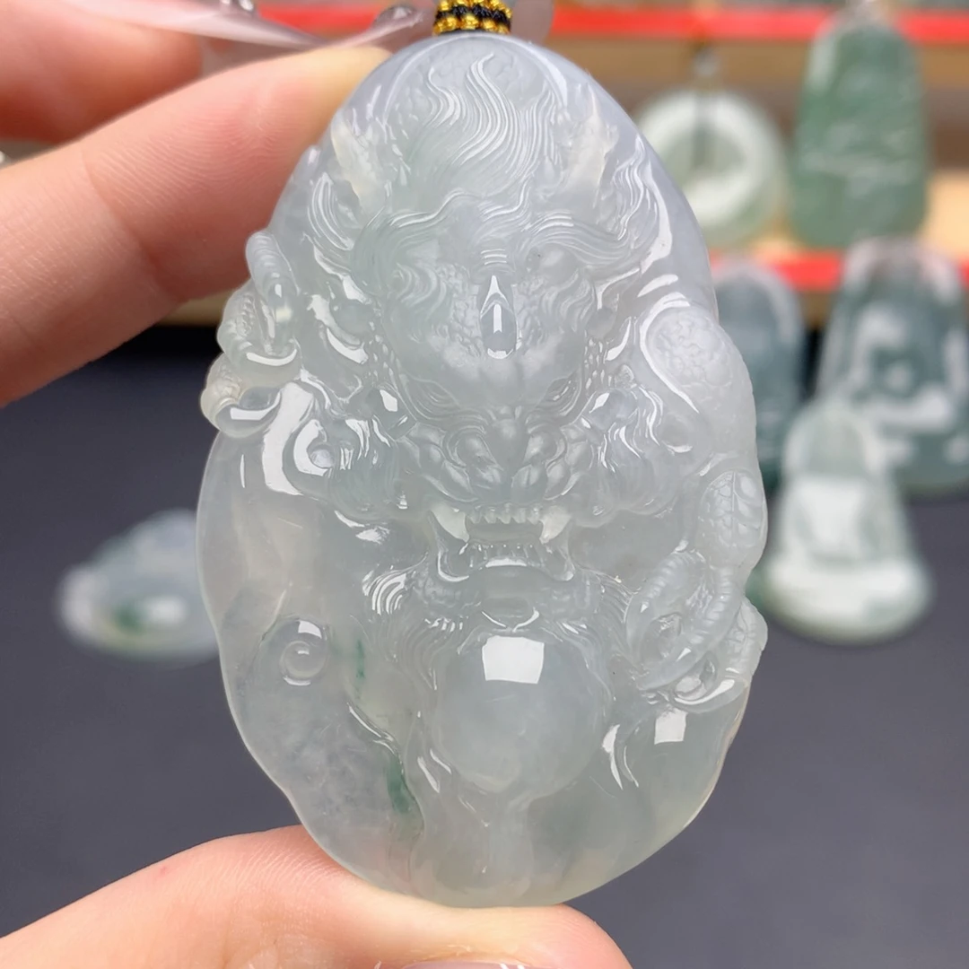 翡翠未镶嵌颈饰龙