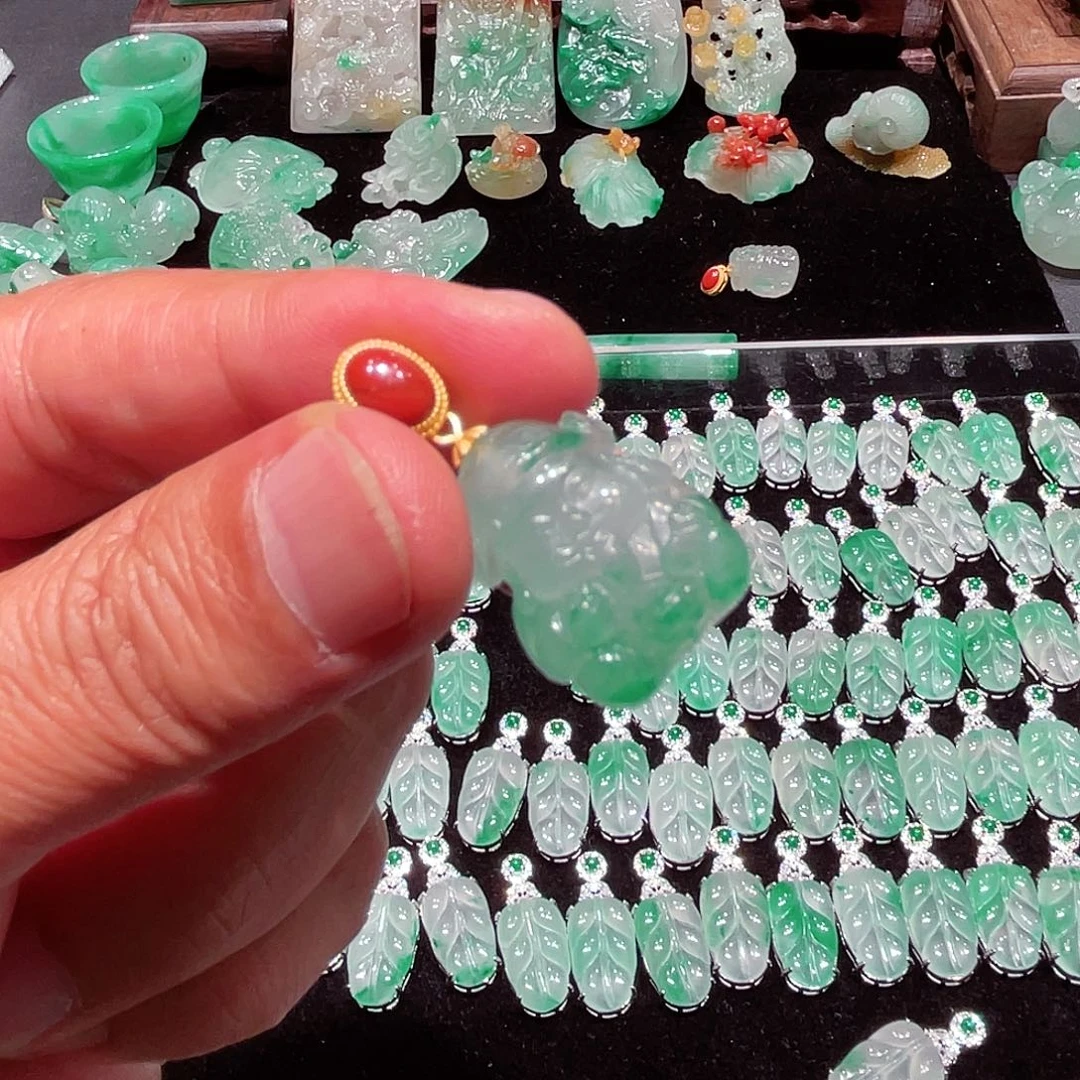 吊坠(不含链)未镶嵌石英质玉（非洲翠）C***y