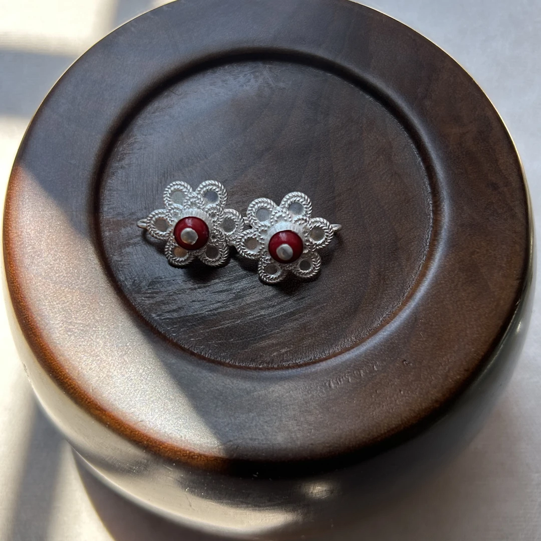 足银硅胶耳饰 大凉山彝族手工990足银纯银索玛花耳环耳饰