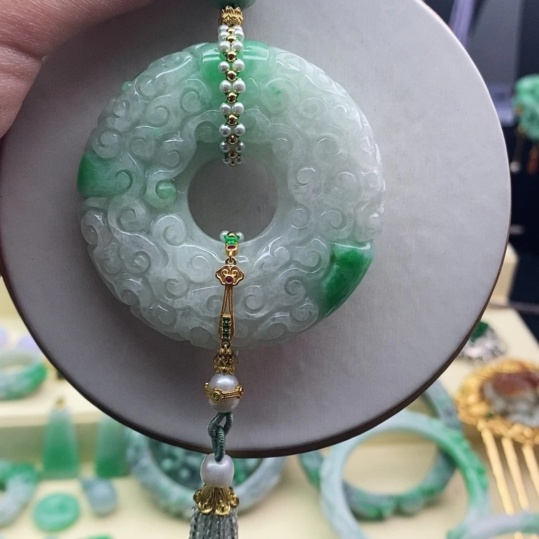 翡翠未镶嵌吊坠(赠链)