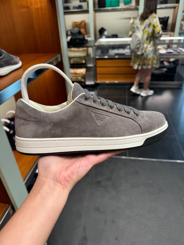 未使用 Prada/普拉达 男士麂皮休闲板鞋带三角标logo休闲鞋