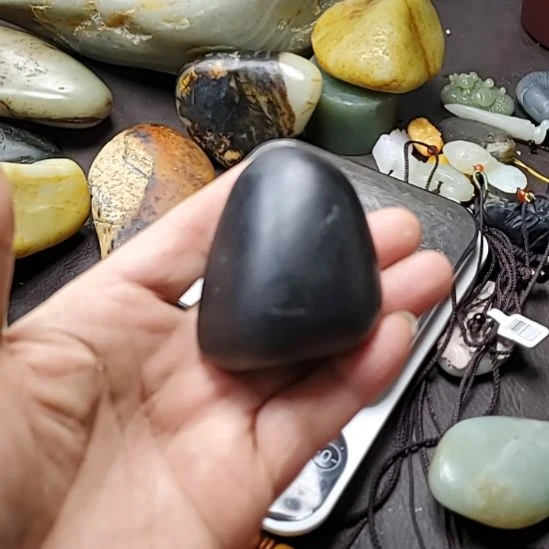 和田玉未镶嵌把件