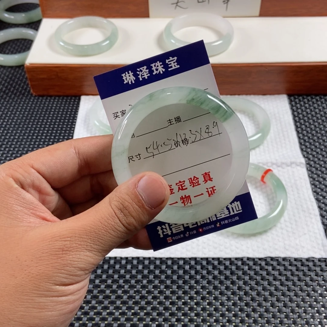 无***'石英质玉未镶嵌手镯3