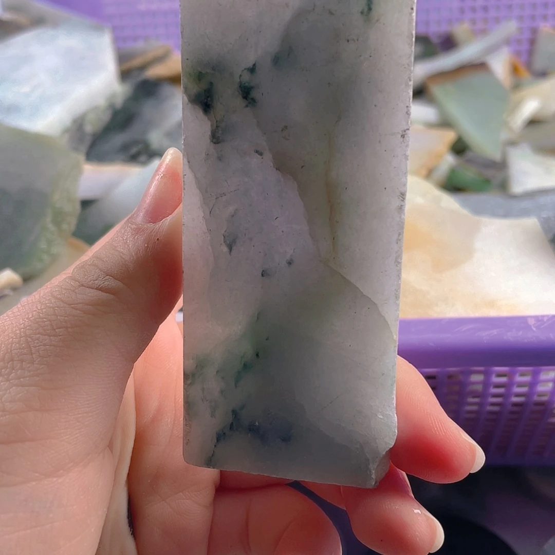 颈饰未镶嵌翡翠。