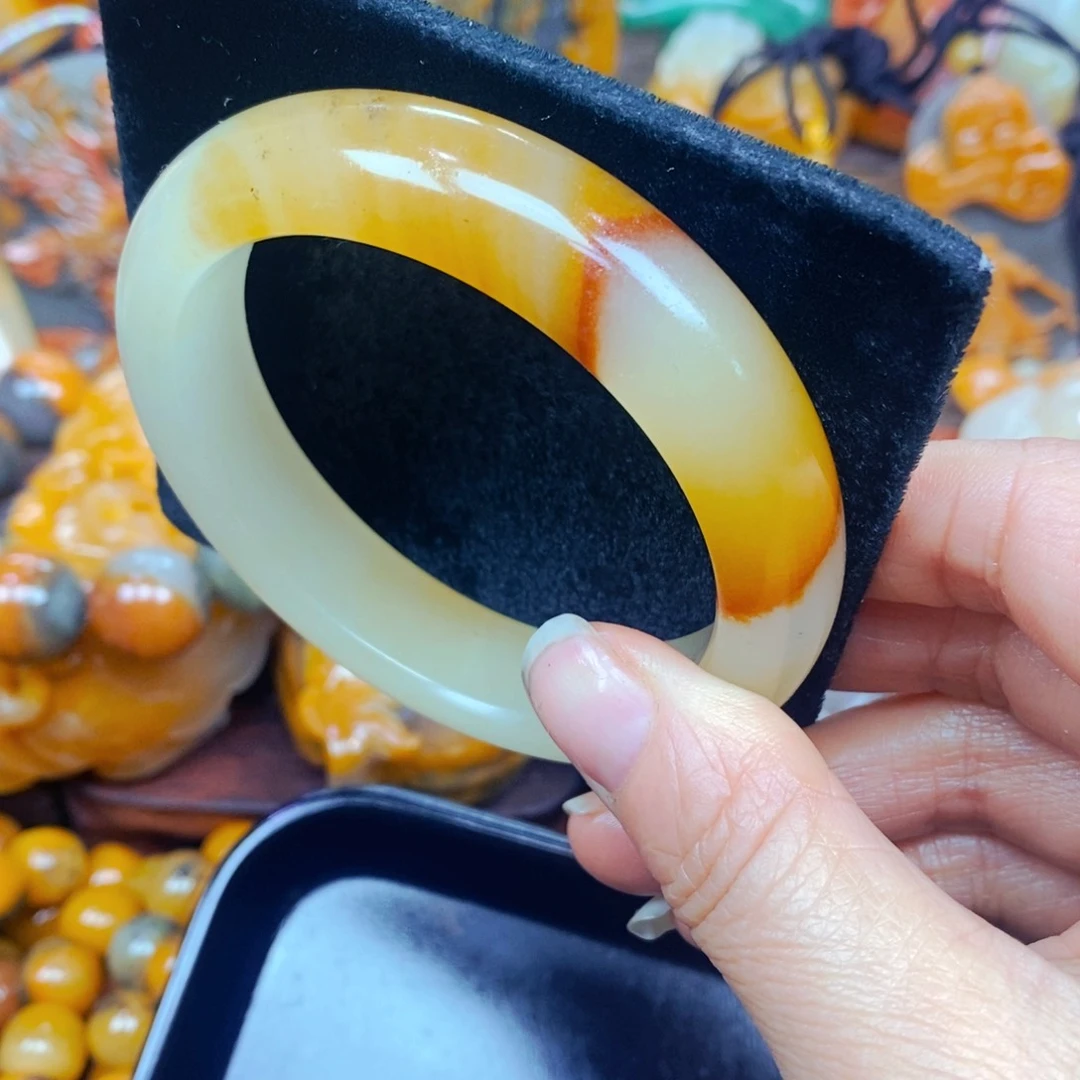 未镶嵌石英质玉（黄龙玉）颈饰