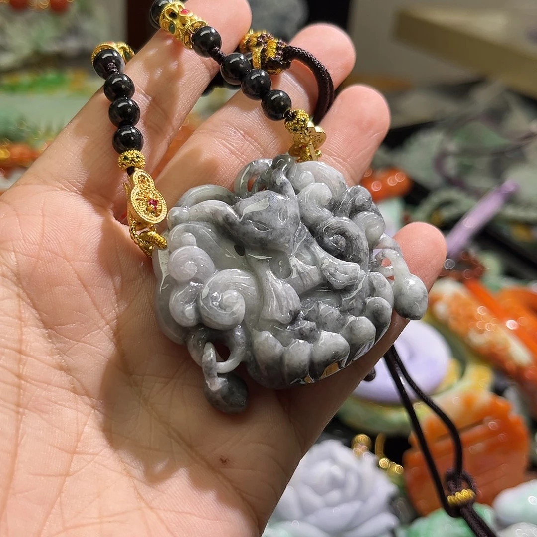 翡翠未镶嵌颈饰待编织