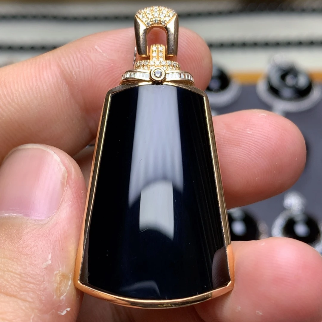 颈饰18K金镶嵌翡翠墨翠无事牌