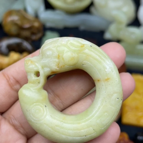 未镶嵌蛇纹石玉颈饰65