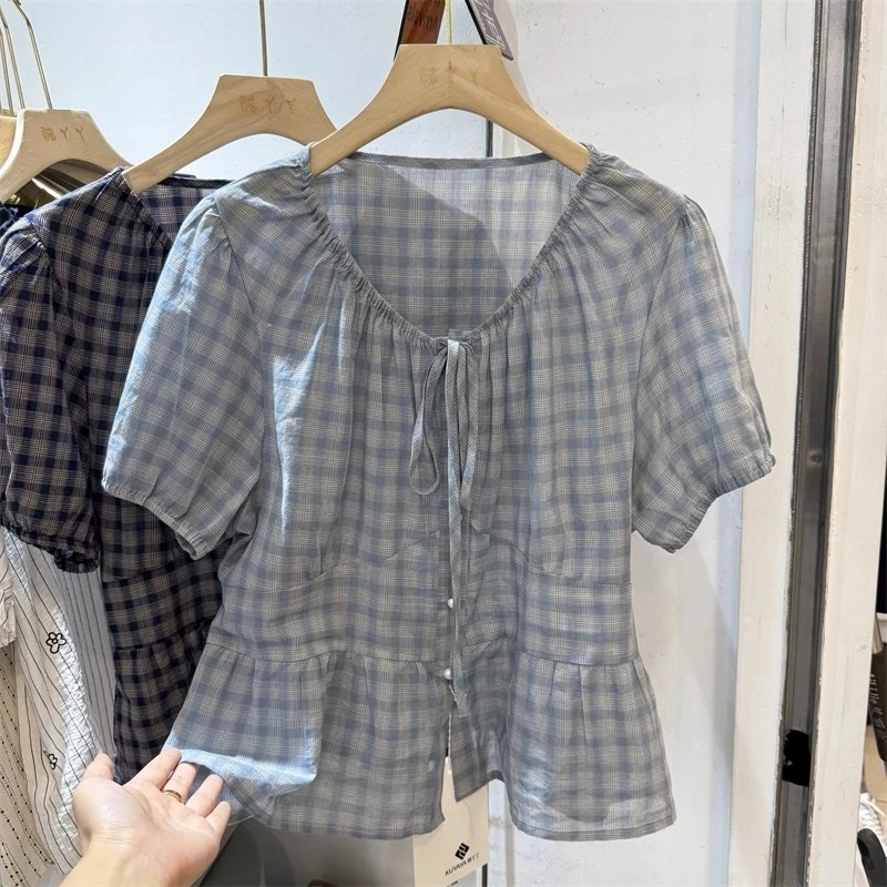 2025年夏季新款时尚V领短袖衬衫女格子系带泡泡袖荷叶边小衫上衣