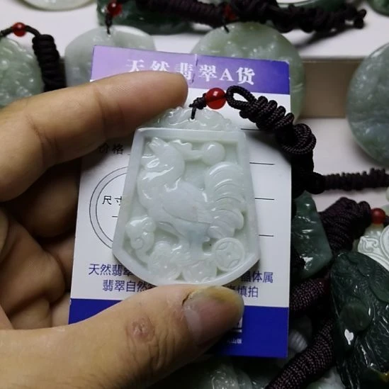 翡翠未镶嵌颈饰挂件