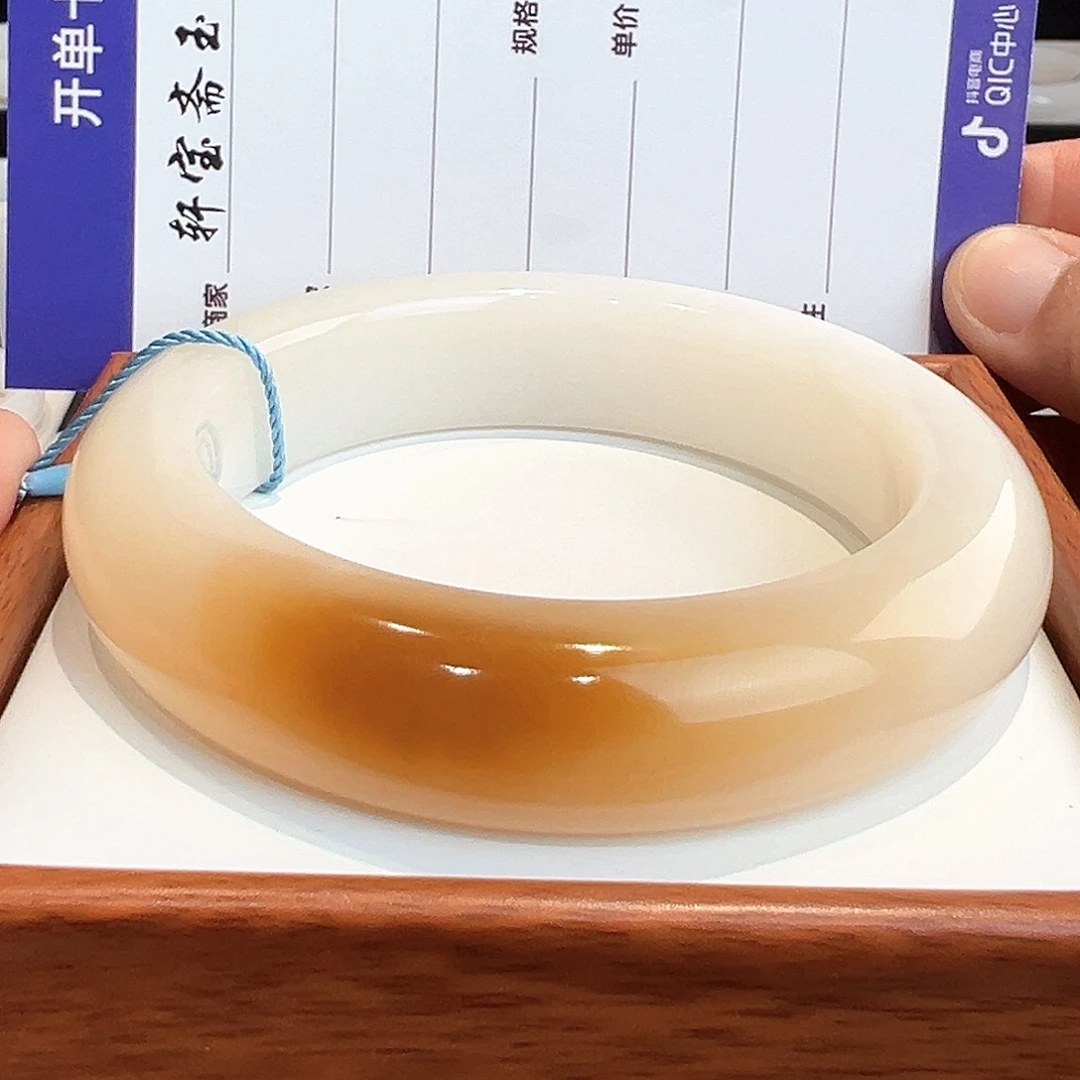 刘***梅和田玉未镶嵌手镯