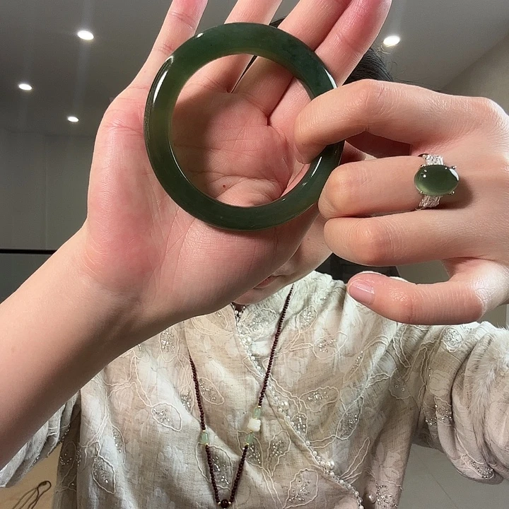 G***佳蛇纹石玉未镶嵌颈饰