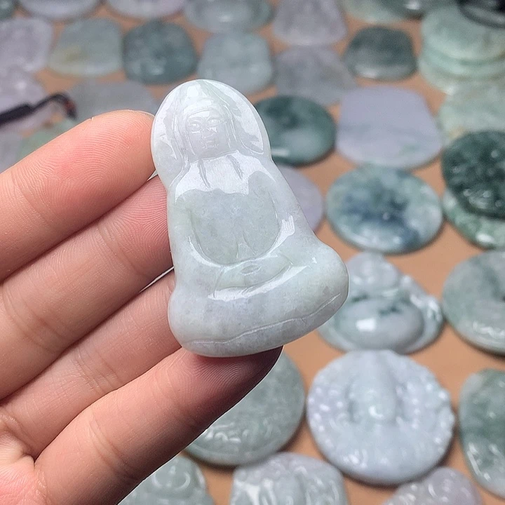 翡翠未镶嵌颈饰观音