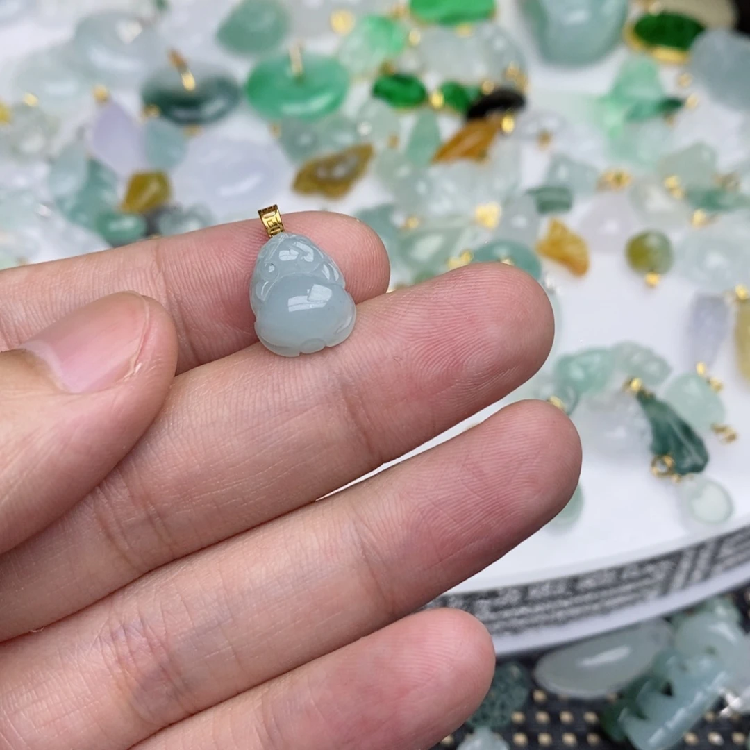 翡翠18K金镶嵌吊坠(不含链)斑****睡小貔貅