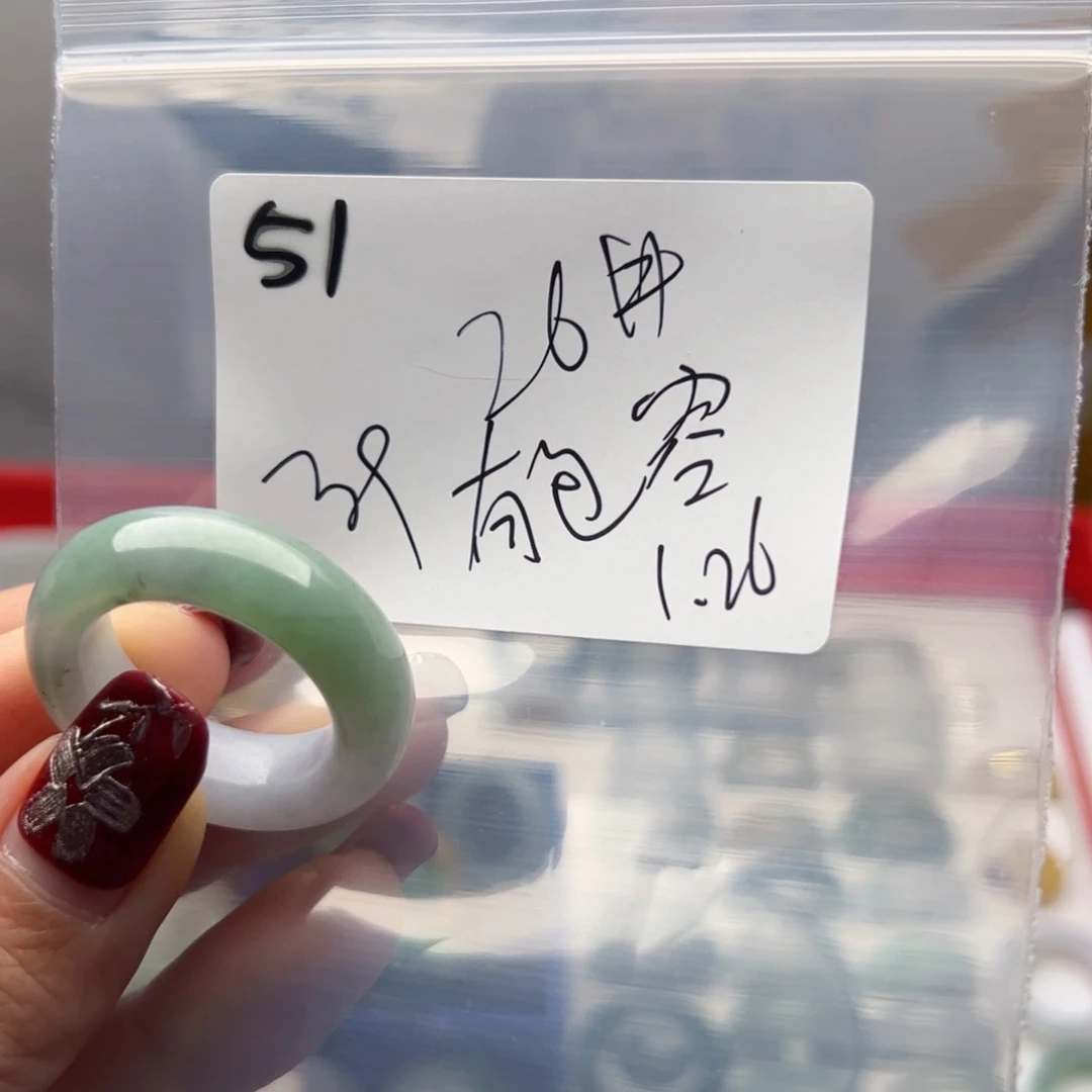 翡翠颈饰未镶嵌小*呀
