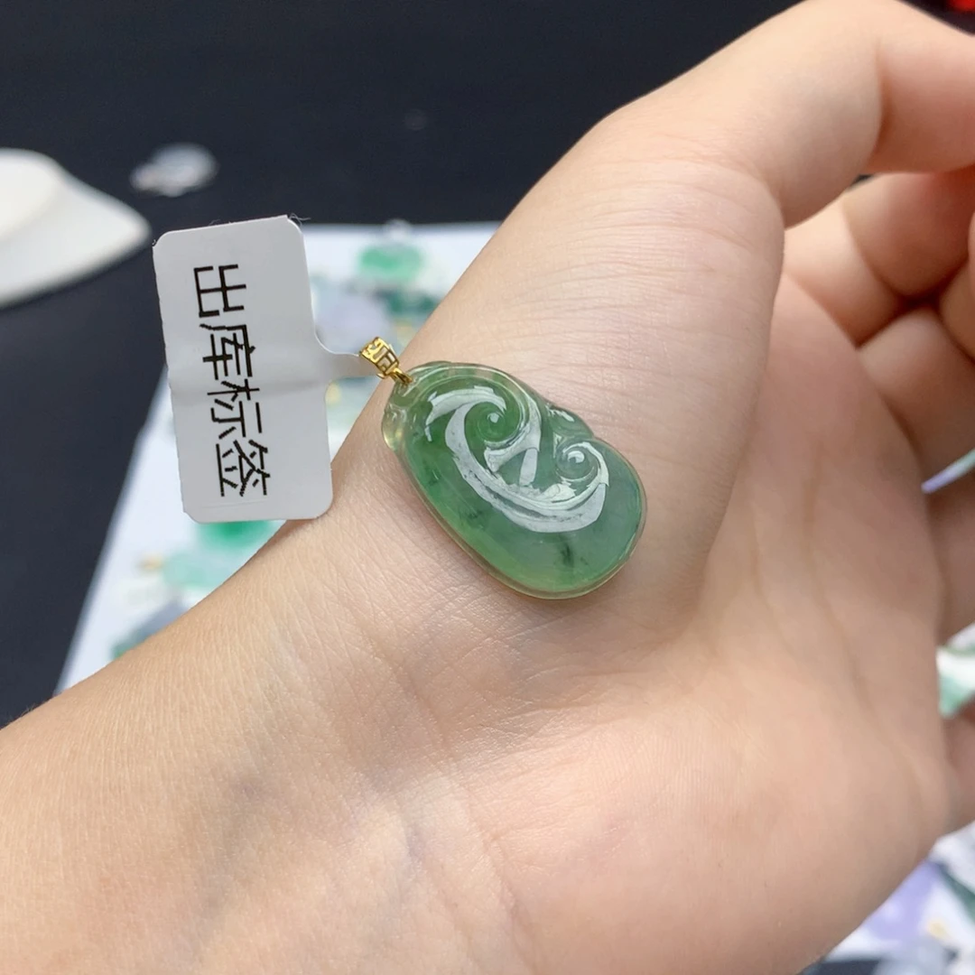 颈饰18K金镶嵌翡翠