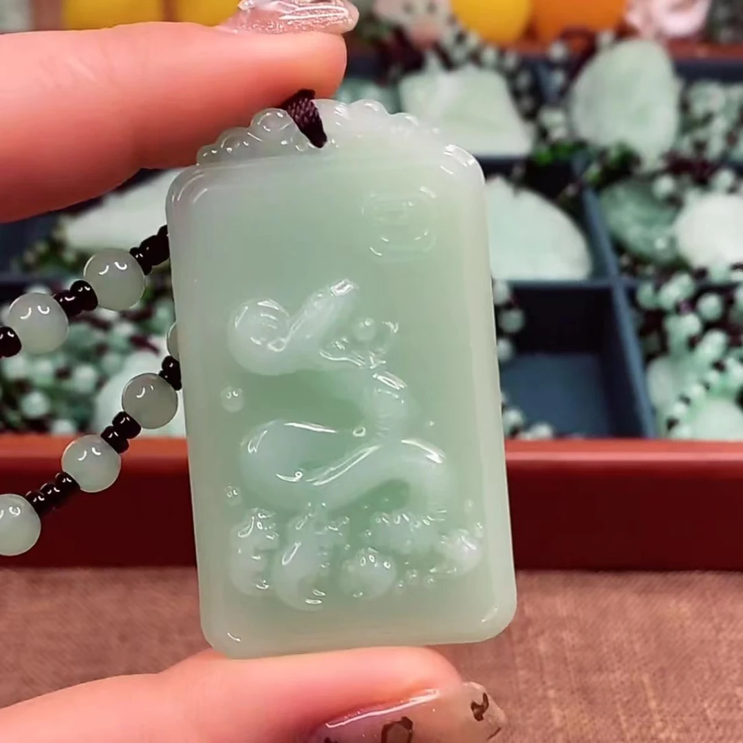 3.浅绿蛇牌吊坠精致百搭款男女同款