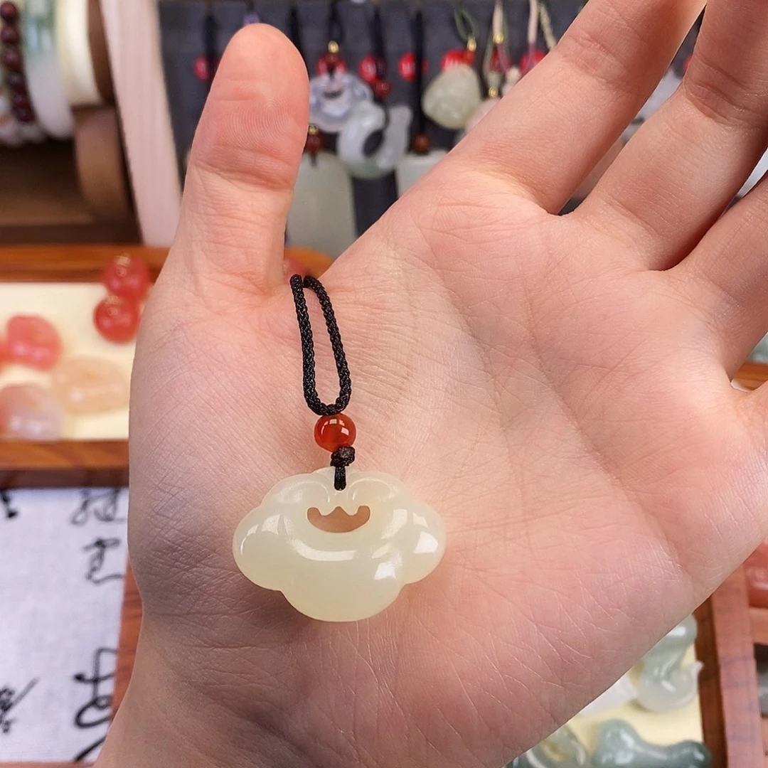 颈饰未镶嵌石英质玉鹿*°
