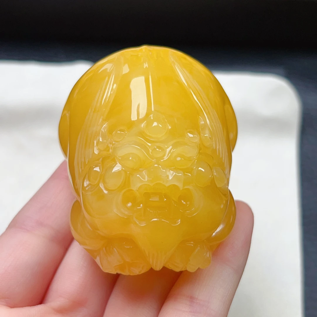 焦皮料满蜡鸡油黄蜜蜡大貔貅吊坠，66.2克，尺寸63.1-48-39.6mm。