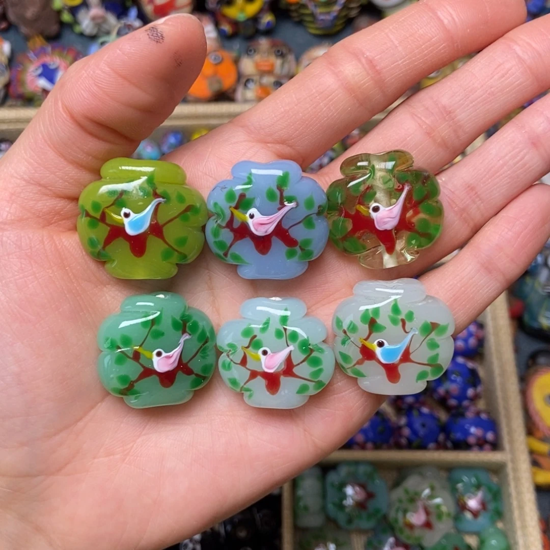 颈饰琉璃喜上眉梢珠一颗