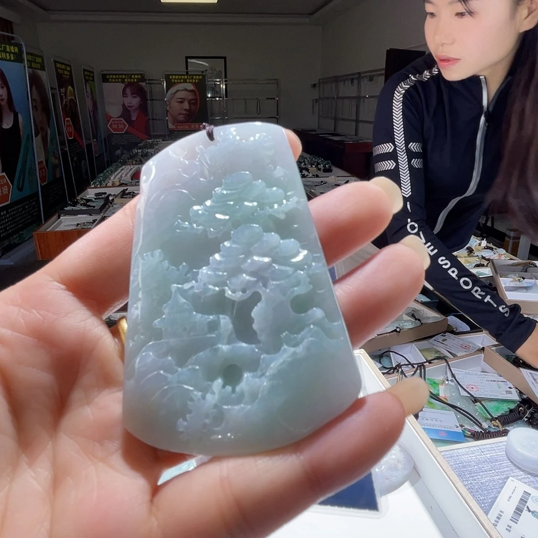 翡翠未镶嵌颈饰一个