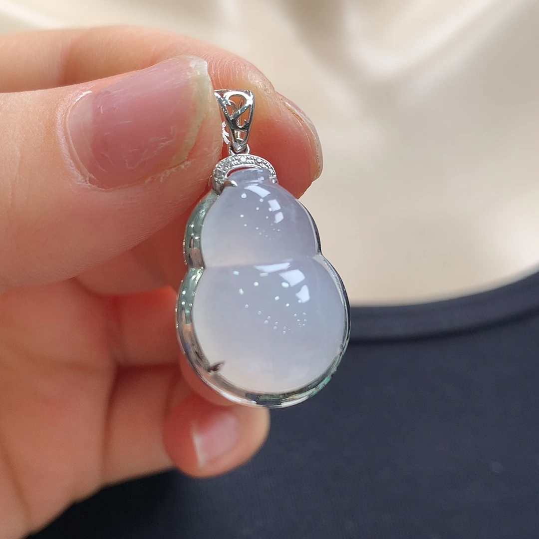 翡翠18K金镶嵌颈饰葫芦