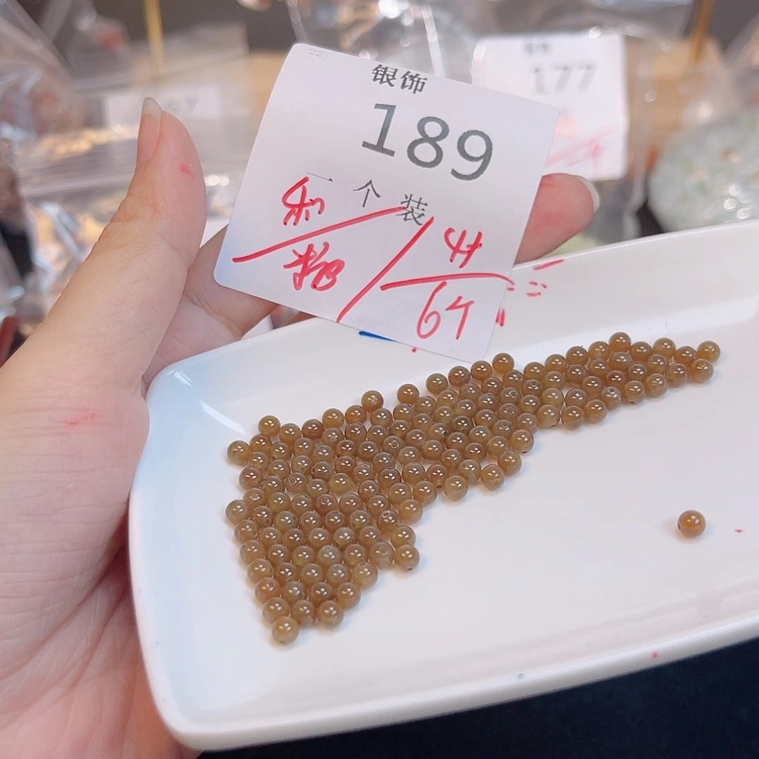 和田玉（糖玉）未镶嵌珠宝半成品189 。