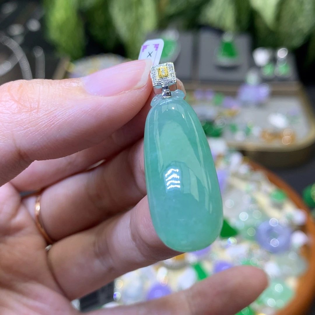 颈饰18K金镶嵌翡翠