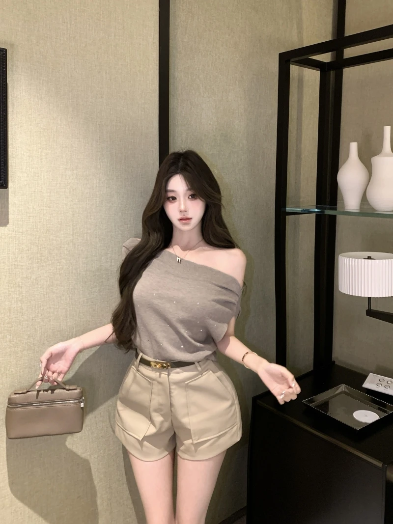 老钱风松弛感烫钻可斜肩针织短袖上衣2025新款高腰显瘦a字短皮裤