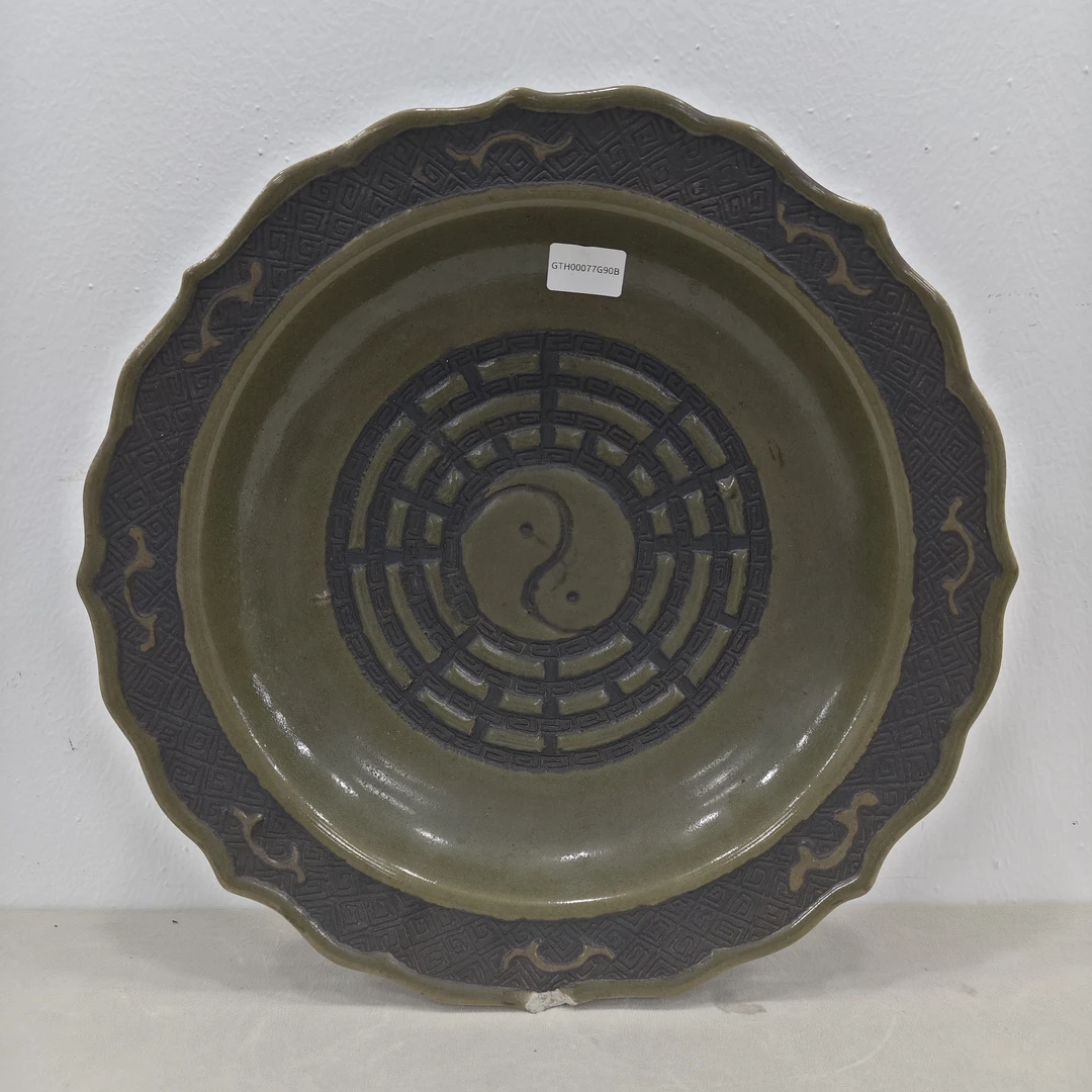 GTH00077茶叶末釉葵口八卦纹大盘